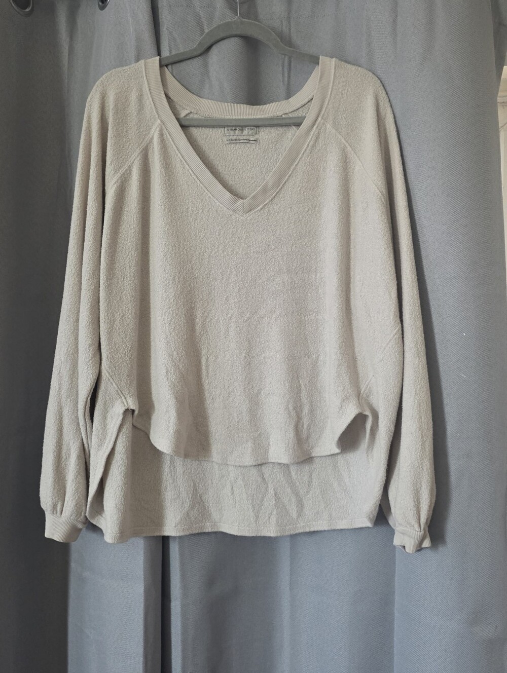 Urban Outfitters Bouclé Knit Oversized V-Neck High-Low Sweater Top Cream/ Beige